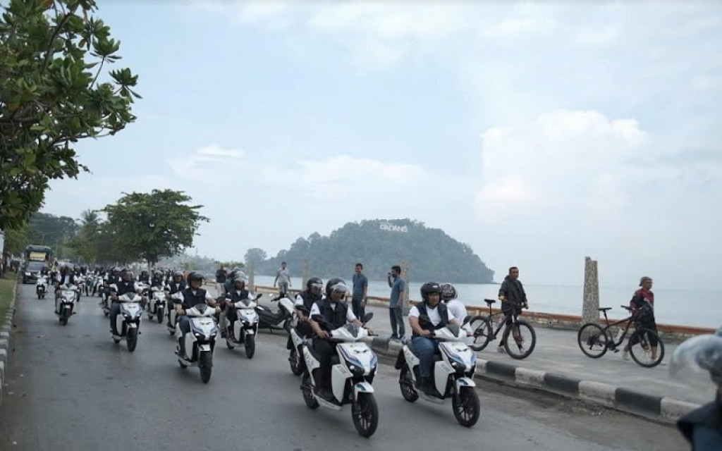 Nikmati Touring Ramah Lingkungan dengan Sepeda Motor Listrik